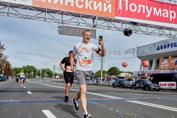 Eylül 2019 Minsk Belarus Mutlu Bir Sporcunun Elinde Telefonla Finiş — Stok fotoğraf