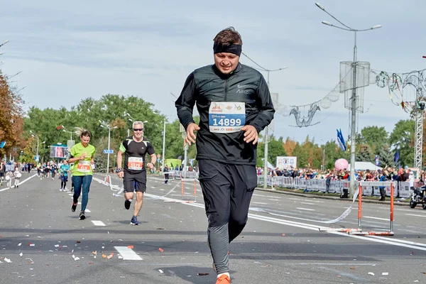 2019年9月15日明斯克白俄罗斯马拉松赛中 一名运动员的特写跑到城市公路的终点线 — 图库照片