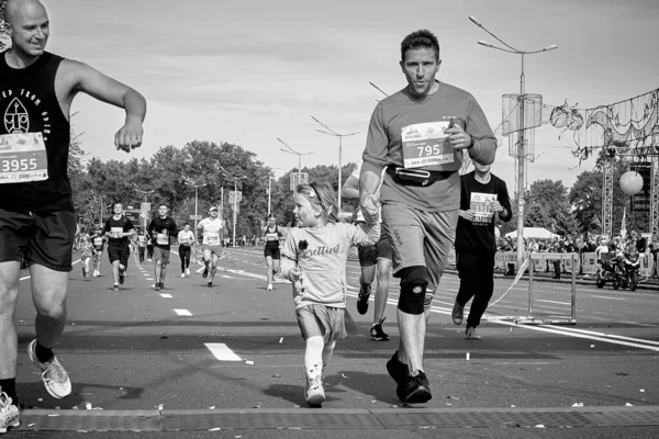 Septiembre 2019 Minsk Bielorrusia Imagen Blanco Negro Padre Una Hija — Foto de Stock