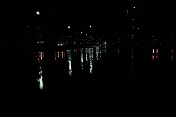 Ciudad Nocturna Con Reflejo Luces Camino Mojado —  Fotos de Stock