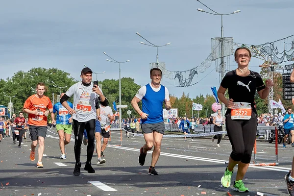 2018年9月15日明斯克白俄罗斯半程马拉松赛明斯克2019 人群中的马拉松选手在城里铺好的路上越过终点线 — 图库照片