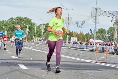 15 Eylül 2019 Minsk Belarus mutlu ve aktif bir kadının maratonun sonuna kadar koştuğu bir maraton.