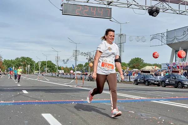 2019年9月15日 白俄罗斯明斯克一场马拉松赛 一位活跃的妇女在城市公路上跨过了马拉松赛的终点 — 图库照片