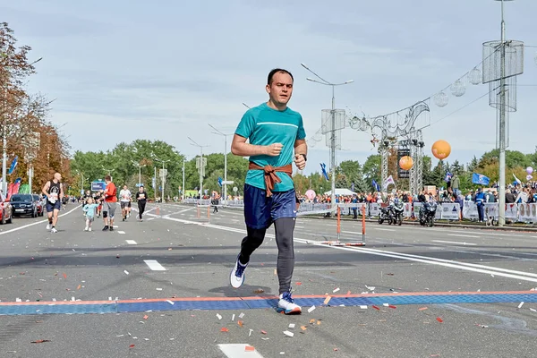 2019 민스크 벨라루스 마라톤 대회에서 활동하는 선수가 마라톤의 결승선을 — 스톡 사진