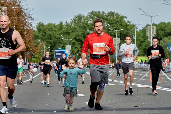 September 2019 Minsk Belarus Father Daughter Run Marathon City Road — Stock Photo, Image