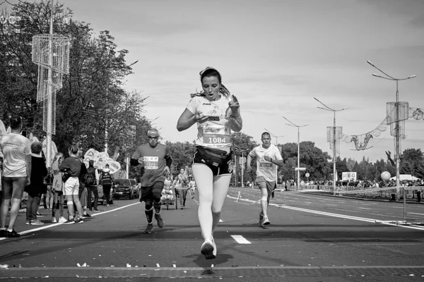 Wrzesień 2019 Mińsk Białoruś Sportowiec Przekracza Linię Mety Maratonu Sprawdza — Zdjęcie stockowe