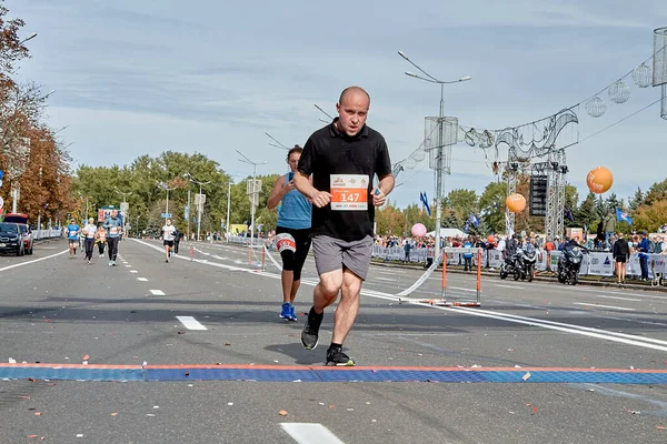 Setembro 2019 Minsk Belarus Participante Ativo Cruza Linha Chegada Maratona — Fotografia de Stock