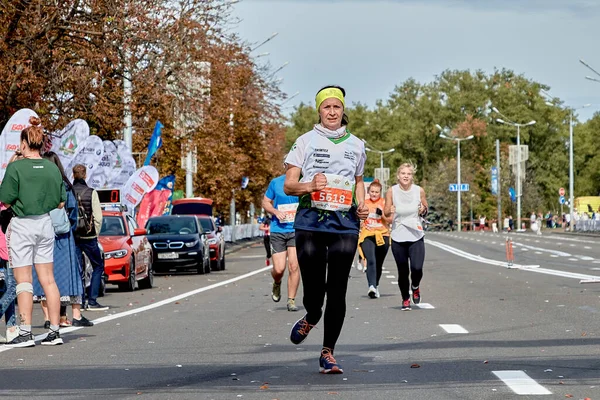 Eylül 2019 Minsk Belarus Bir Kadın Şehir Yolunda Maraton Koşuyor — Stok fotoğraf