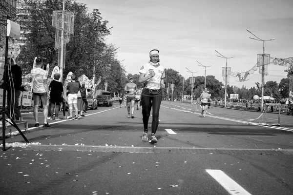 Septiembre 2019 Minsk Bielorrusia Imagen Blanco Negro Una Mujer Corre — Foto de Stock