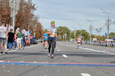 15 Eylül 2019, Minsk Belarus. Bir kadın, şehir yolundaki bitiş çizgisine kadar maraton koşuyor.