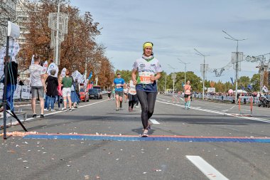 15 Eylül 2019 Minsk Belarus. Aktif bir kadın, şehir yolunda bir maratonun bitiş çizgisini geçiyor.