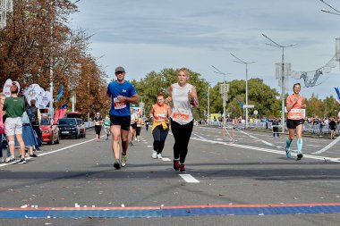 15 Eylül 2019 Minsk Belarus Bir şehir yolunda yarışmacıların koştuğu bir maraton yarışı