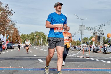 15 Eylül 2019 Minsk Belarus Bir atlet maratonun bitiş çizgisine koşar