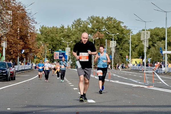 2019年9月15日 白俄罗斯明斯克 一名积极的参与者在一条城市道路上跑马拉松 — 图库照片
