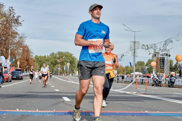 Eylül 2019 Minsk Belarus Bir Atlet Maratonun Bitiş Çizgisine Koşar — Stok fotoğraf