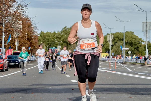 Wrzesień 2019 Mińsk Białoruś Zbliżenie Kobiety Biegnącej Maraton Drodze Miejskiej — Zdjęcie stockowe