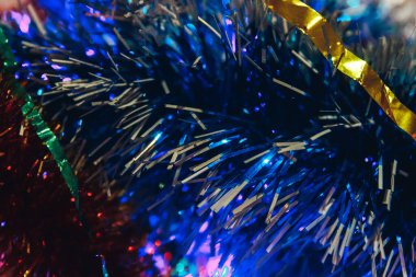 Noel ağacı odada dikiliyor, yakın plan çekimde.