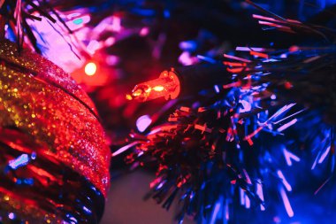 Noel süslemeli Noel ağacı kapalı mekanda yakın çekim yapıyor.