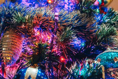 Noel ağacı odada dikiliyor, yakın plan çekimde.