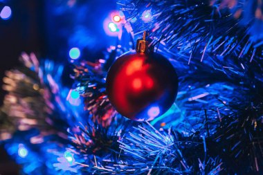 Noel süslemeli Noel ağacı kapalı mekanda yakın çekim yapıyor.
