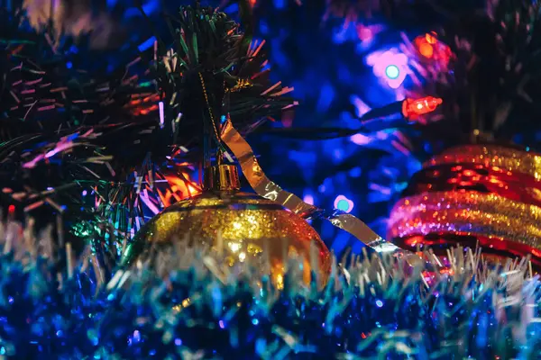 Χριστουγεννιάτικο Δέντρο Στέκεται Στο Δωμάτιο Γυρίσματα Close — Φωτογραφία Αρχείου