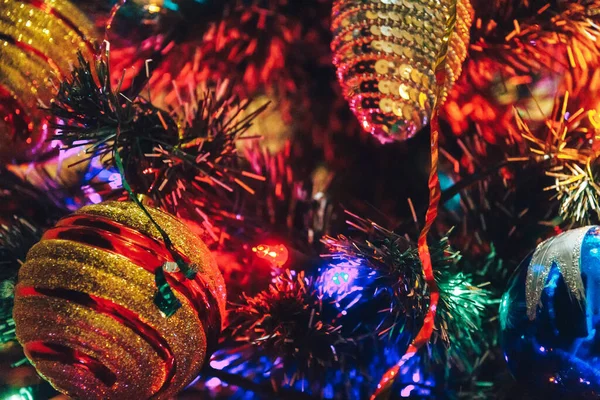 Χριστουγεννιάτικο Δέντρο Χριστουγεννιάτικα Στολίδια Είναι Εσωτερική Γυρίσματα Close — Φωτογραφία Αρχείου