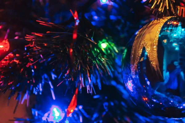 クリスマスの装飾が施されたクリスマスツリーは屋内撮影のクローズアップです — ストック写真