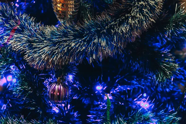 Χριστουγεννιάτικο Δέντρο Στέκεται Στο Δωμάτιο Γυρίσματα Close — Φωτογραφία Αρχείου