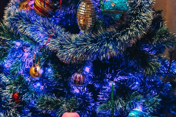 Arbre Noël Est Debout Dans Salle Tir Gros Plan — Photo