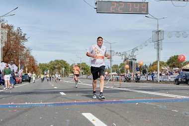 15 Eylül 2019 Minsk Belarus Bir atlet maratonun bitiş çizgisini geçiyor