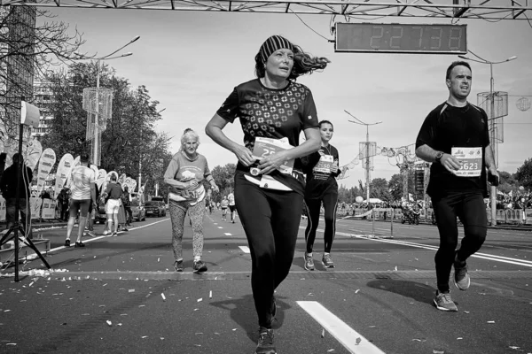 2019年9月15日 白俄罗斯明斯克 不同年龄的疲惫的参与者跨过马拉松终点线 — 图库照片
