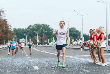 9 Eylül 2018 Minsk Belarus Yarı Maraton Minsk 2018 Hızlı atlet maraton sırasında yolda koşar