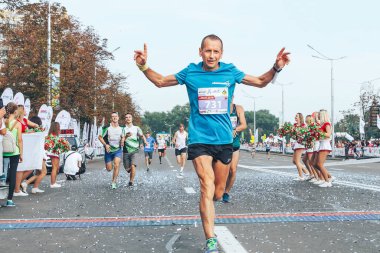 9 Eylül 2018 Minsk Belarus Yarı Maraton Minsk 2018 Yarışmacıları maratonun bitiş çizgisini geçiyor.