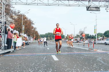 9 Eylül 2018 Minsk Belarus Yarı Maraton Minsk 2018 Maratonu erkek sporcu şehir bitiş çizgisini geçiyor.