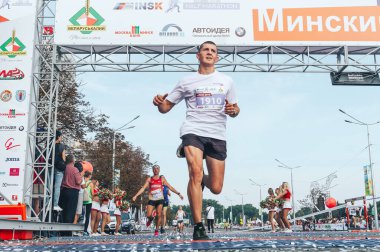 9 Eylül 2018 Minsk Belarus Yarı Maraton Minsk 2018 Beyaz gömlekli bir maraton koşucusu bitiş çizgisini geçiyor.