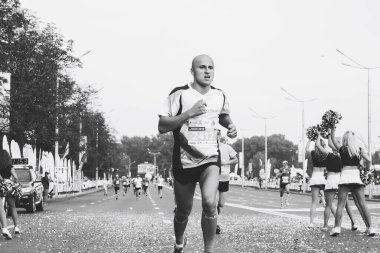 9 Eylül 2018 Minsk Belarus Yarı Maraton Minsk 2018 Siyah beyaz renkte koşucu güneşli bir günde bitiş çizgisine doğru koşuyor.