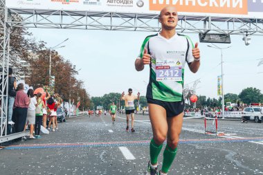 9 Eylül 2018, Minsk Belarus Yarı Maraton Minsk 2018, güneşli bir günde bitiş çizgisinden sonra atlet kutlamaları