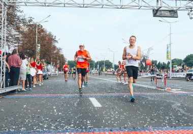 9 Eylül 2018 Minsk Belarus Yarı Maraton Minsk 2018 İki duygusal atlet bitiş çizgisini geçiyor