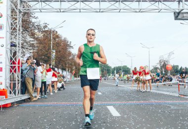 9 Eylül 2018 Minsk Belarus Yarı Maraton Minsk 2018 Gözlüklü Katılımcı maratonun bitiş çizgisini geçiyor.
