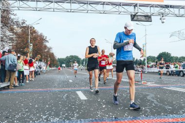 9 Eylül 2018 Minsk Belarus Yarı Maraton Minsk 2018 Maratonu katılımcıları bitiş çizgisini geçti