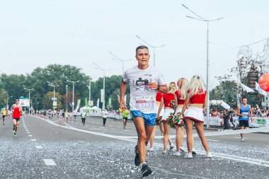 9 Eylül 2018 Minsk Belarus Yarı Maraton Minsk 2018 Mature atleti bir maraton koşuyor
