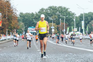 9 Eylül 2018 Minsk Belarus Yarı Maraton Minsk 2018 Genç bir atlet bir maratonun bitiş çizgisini geçiyor