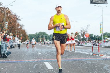 9 Eylül 2018 Minsk Belarus Yarı Maraton Minsk 2018 Bir atletin bir maratonun bitiş çizgisini geçtiği bir maraton yarışı.