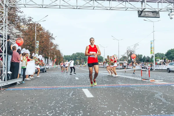 9 Eylül 2018 Minsk Belarus Yarı Maraton Minsk 2018 Maratonu erkek sporcu şehir bitiş çizgisini geçiyor.