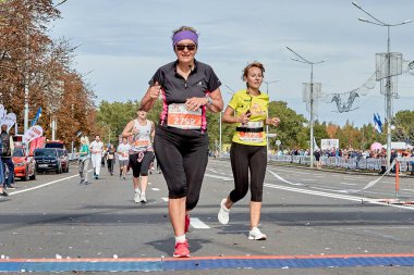 15 Eylül 2019 Minsk Belarus 2 sporcu bir şehir yolundaki maratonun bitiş çizgisine koşuyor.