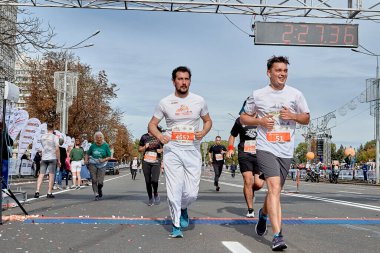 15 Eylül 2019 Minsk Belarus İki mutlu sporcu şehir maratonunun bitiş çizgisini geçiyor