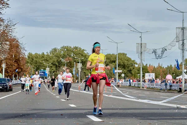 Setembro 2019 Minsk Belarus Uma Corrida Maratona Que Uma Jovem — Fotografia de Stock
