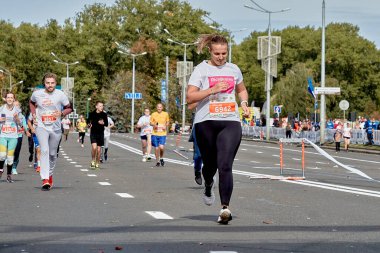 15 Eylül 2019 Minsk Belarus. Aktif genç bir kadının şehir yolunda koştuğu bir maraton yarışı.