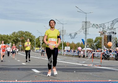 15 Eylül 2019 Minsk Belarus Bir kadının şehir yolundaki bitiş çizgisine koştuğu bir maraton