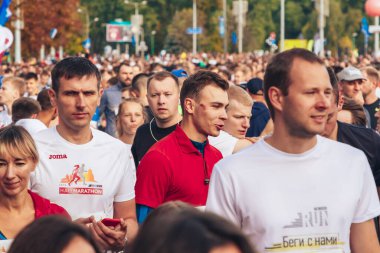 15 Eylül 2018 Minsk Belarus Yarı Maraton Minsk 2019 Maraton koşucuları yarı maratonun başlamasını bekliyor.